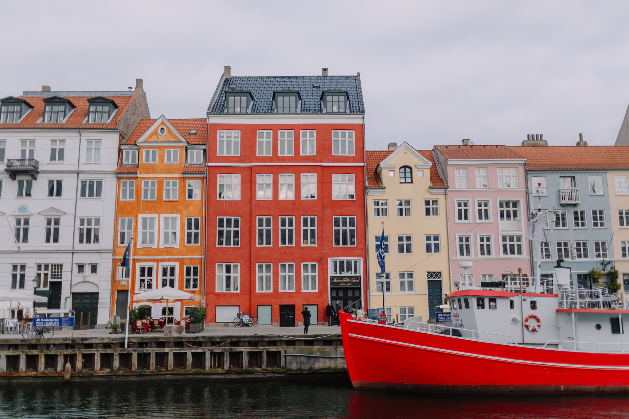 tall colourful buildings in nyhavn